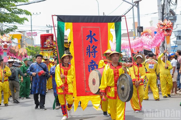 Đoàn rước Ông về Lăng Ông Thủy Tướng được hộ tống bởi Lân Sư Rồng, cùng đội hình đi cà kheo.