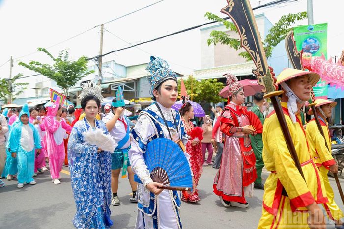 Trong quá trình nghi lễ diễn ra, các ban nhạc lễ không ngừng đánh trống, chiêng tạo không khí cho buổi lễ.