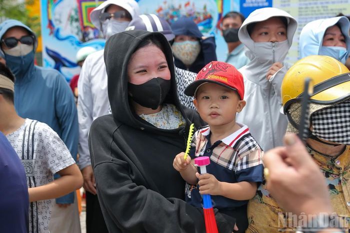 Người dân tràn ra hai bên đường hào hứng đón chào đoàn Nghinh Ông.
