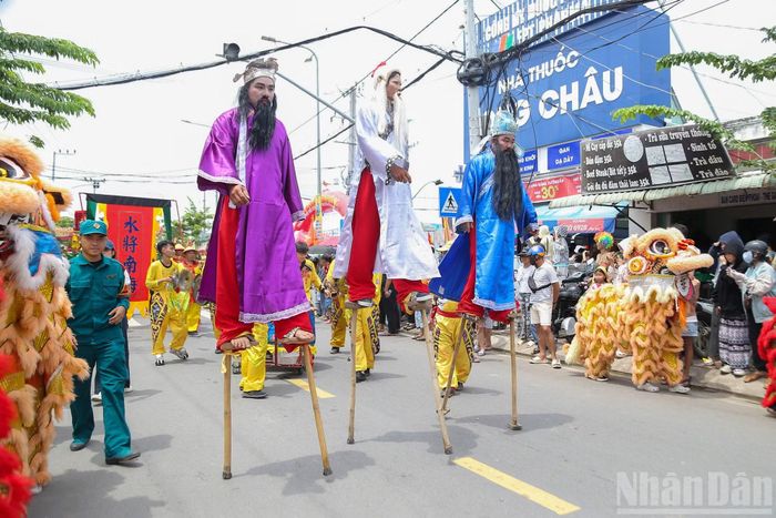 Theo sau kiệu Ông là những binh tướng hộ tống kiệu Ông về, cuối đoàn kiệu Nghinh Ông là đội hình đi cà kheo. Các em thiếu nhi của xã Cần Giờ hóa thân thành binh tôm tướng cá trong các trang phục hóa trang khá lạ mắt và hiện đại.