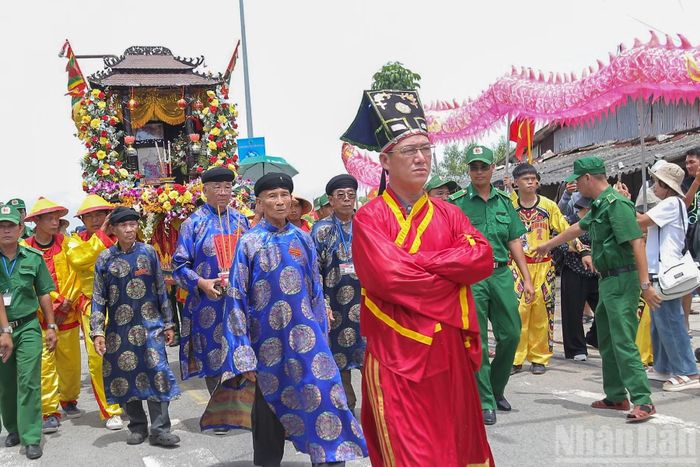 Người dân và lãnh đạo xã Cần Giờ chờ đón đoàn Nghinh Ông về sau nghi thức cúng cá Ông trên biển.