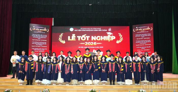 Ban Lãnh đạo và các giảng viên Học viện Công nghệ Bưu chính Viễn thông cùng các tân Cử nhân tốt nghiệp loại Xuất sắc.