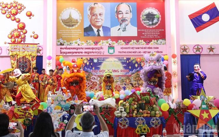 Tiết mục múa lân mở màn đêm “Vui hội trăng rằm”. (Ảnh: DUY TOÀN)
