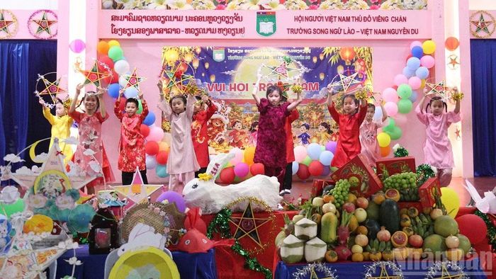 Các tiết mục văn nghệ do các em học sinh nhà trường biểu diễn. (Ảnh: DUY TOÀN)