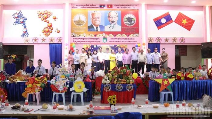 Các đại biểu chụp ảnh lưu niệm với các tác phẩm đèn ông sao của các khối tại sự kiện. (Ảnh: DUY TOÀN)