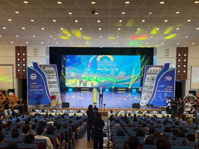Quang cảnh buổi lễ. (Ảnh: NEU)