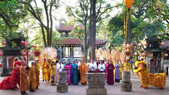 Các đại biểu thực hiện nghi lễ dâng hương tại chùa Côn Sơn.