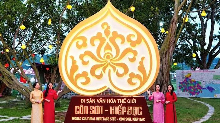 Bộ nhận diện thương hiệu Di sản thế giới Yên Tử-Vĩnh Nghiêm-Côn Sơn, Kiếp Bạc đặt trước cửa đền Kiếp Bạc.