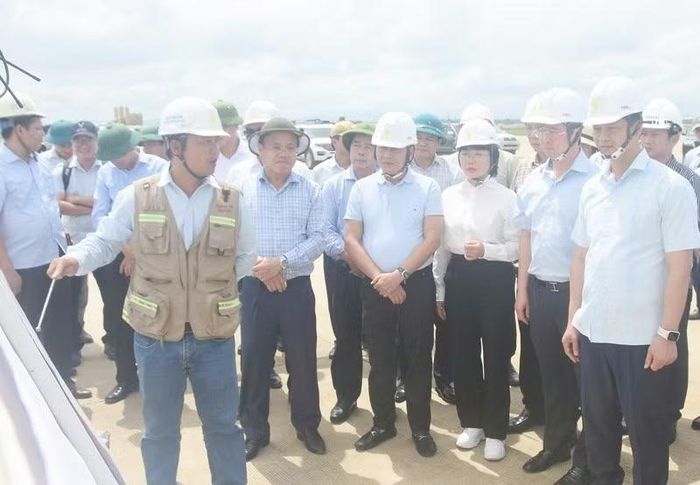 Đồng chí Vương Quốc Tuấn, Bí thư Tỉnh ủy ( bên phải) nghe nhà đầu tư, đơn vị thi công dự án Cảng hàng không Quảng Trị báo cáo tình hình triển khai dự án. ( Ảnh: Lâm Quang Huy)