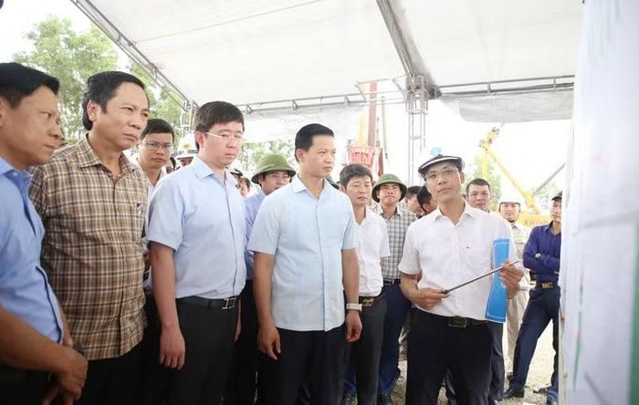 Bí thư Tỉnh ủy Quảng Trị Vương Quốc Tuấn (thứ 2 từ phải sang) và lãnh đạo Ủy ban nhân dân tỉnh Quảng Trị kiểm tra tình hình thi công dự án Quốc lộ 15D. ( Ảnh: Lâm Quang Huy)