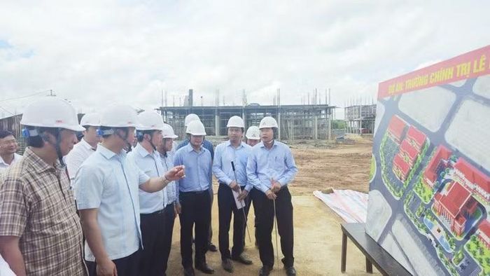 Đồng chí Vương Quốc Tuấn, Bí thư Tỉnh ủy Quảng Trị và lãnh đạo Ủy ban nhân dân tỉnh nghe nhà đầu tư, đơn vị thi công dự án Trường Chính trị Lê Duẩn báo cáo tình hình triển khai.( Ảnh: Lâm Quang Huy)