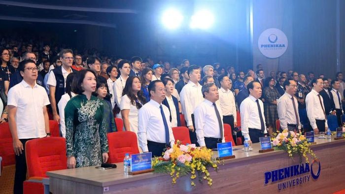 Các đại biểu thực hiện nghi thức chào cờ. (Ảnh: Ban tổ chức)