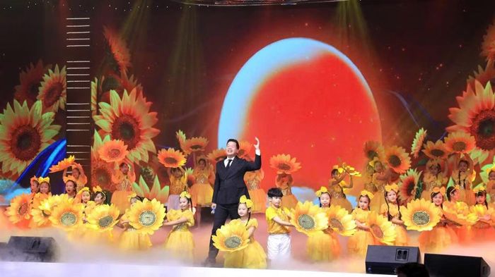 Văn nghệ chào mừng. (Ảnh: Ban tổ chức)