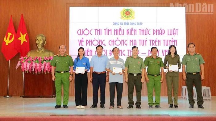Trao giải tại Cuộc thi Tìm hiểu kiến thức pháp luật về phòng, chống ma túy trên tuyến biên giới. (Ảnh: Công an Đồng Tháp)