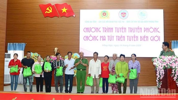 Trao quà tặng người dân có hoàn cảnh khó khăn. (Ảnh: Công an Đồng Tháp)