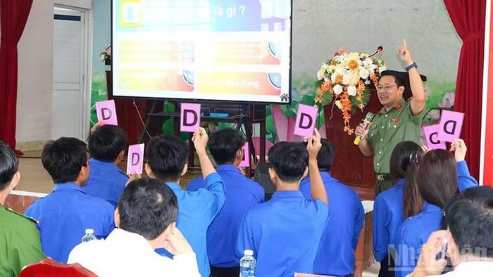Thí sinh tham gia trả lời các câu hỏi trắc nghiệm tìm hiểu luật Phòng, chống ma túy. (Ảnh: Công an Đồng Tháp)