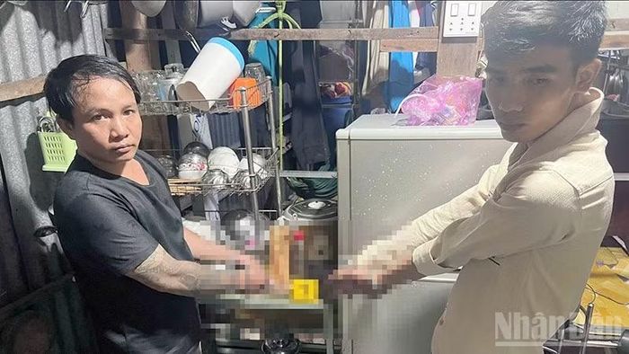 Công an xã biên giới Thường Phước bắt quả tang 2 đối tượng tổ chức sử dụng ma túy trong đợt cao điểm. (Ảnh: Công an Đồng Tháp)