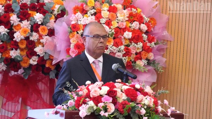 Giáo sư, Hiệp sĩ Jonathan Nguyễn Văn Tâm, Giáo sư danh dự Trường Y, Đại học Nottingham, nguyên Phó Giám đốc Y tế của Vương quốc Anh.