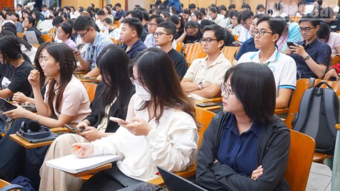Sinh viên ngành y theo dõi hội thảo khoa học về đào tạo vaccine.