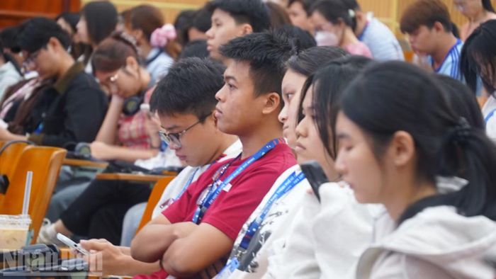 Sinh viên ngành y chăm chú theo dõi các chuyên gia trình bày tại hội thảo khoa học về vaccine.