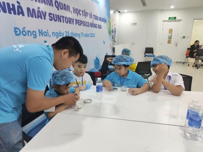 Học sinh thực hành thí nghiệm, tìm hiểu về nước sạch và bảo vệ nguồn nước.