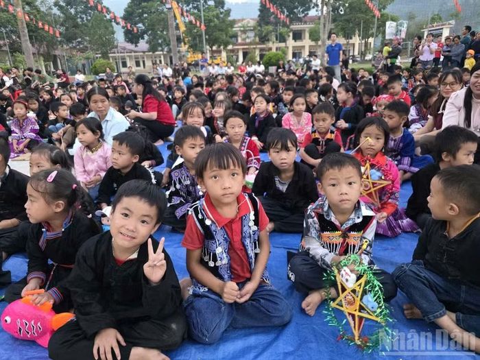 Ấm áp Trung thu “Điều ước cho con” giữa núi rừng Bản Liền. (Ảnh: AN NGUYÊN)