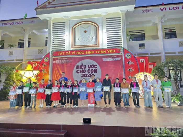Ban tổ chức tặng quà cho các em ở Bản Liền.