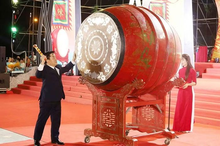 Đồng chí Thạch Ngọc Anh, Bí thư Đảng ủy xã Trần Thương đánh trống khai hội. (Ảnh: Lê Dũng)