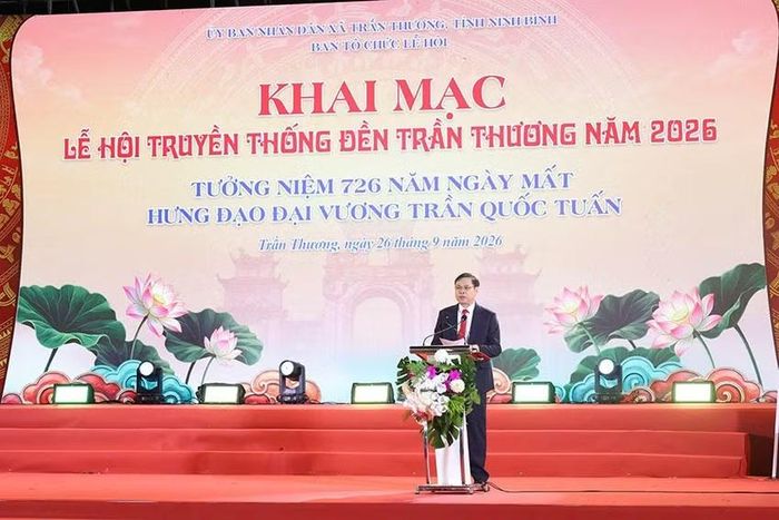 Đồng chí Lê Đức Nhượng, Phó Bí thư Đảng ủy, Chủ tịch Ủy ban nhân dân xã Trần Thương phát biểu khai mạc lễ hội (Ảnh: Lê Dũng)