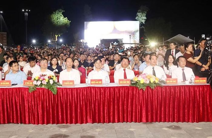 Các đại biểu cùng đông đảo nhân dân dự lễ khai mạc. (Ảnh: Lê Dũng)