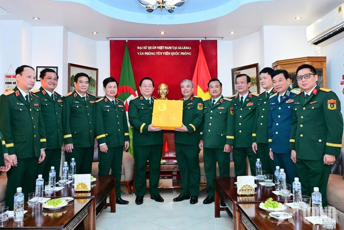 Đại tướng Nguyễn Trọng Nghĩa thăm, tặng quà Văn phòng Tùy viên Quốc phòng Việt Nam tại Algeria.