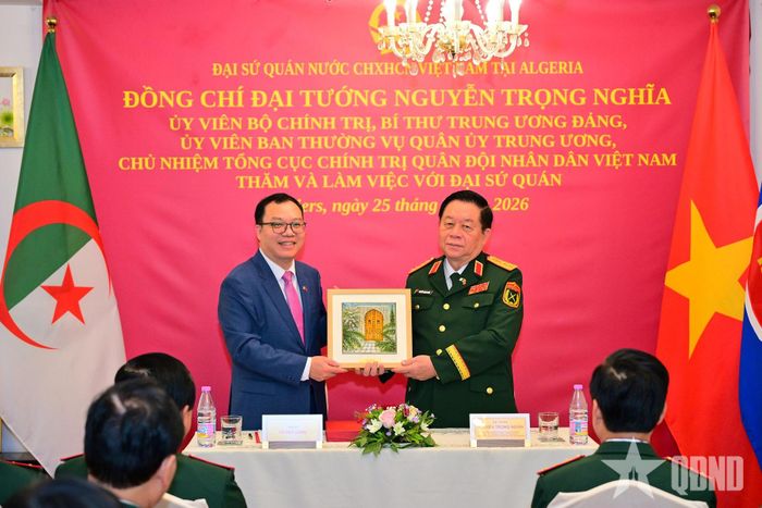 Đại sứ quán Việt Nam tại Algeria tặng quà Đại tướng Nguyễn Trọng Nghĩa.