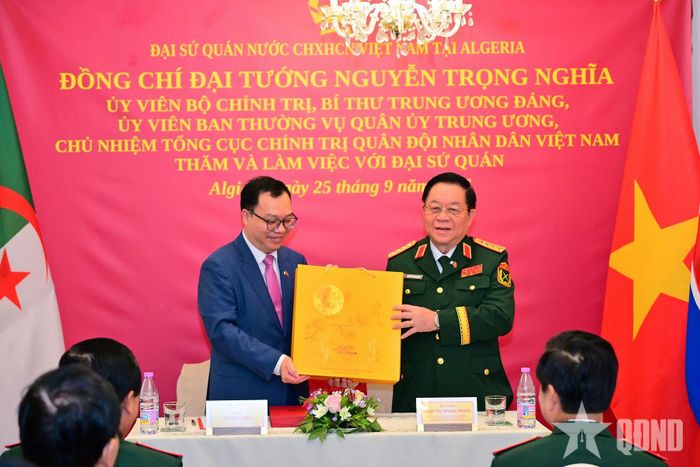  Đại tướng Nguyễn Trọng Nghĩa tặng quà Đại sứ quán Việt Nam tại Algeria. 