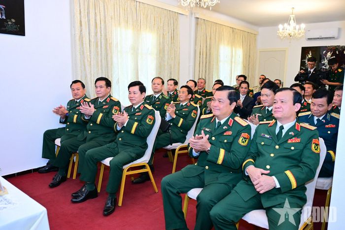 Các đại biểu dự buổi thăm. 