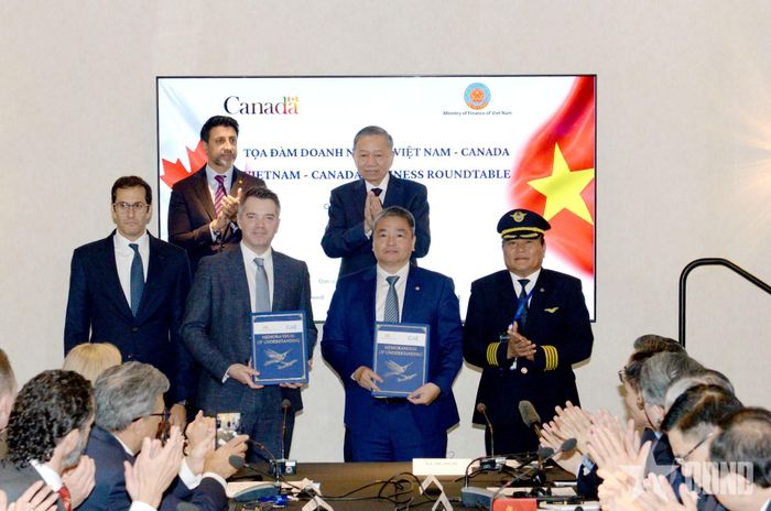  Tổng Bí thư, Chủ tịch nước Tô Lâm và Bộ trưởng Thương mại Quốc tế Canada Maninder Sidhu chứng kiến Lễ trao các văn kiện hợp tác giữa các doanh nghiệp, tổ chức.