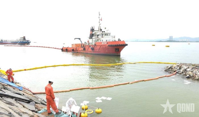  Tàu của Trung tâm ứng phó sự cố tràn dầu khu vực miền Trung tham gia xử lý dầu tràn tại vịnh Liên Chiểu, Đà Nẵng. 