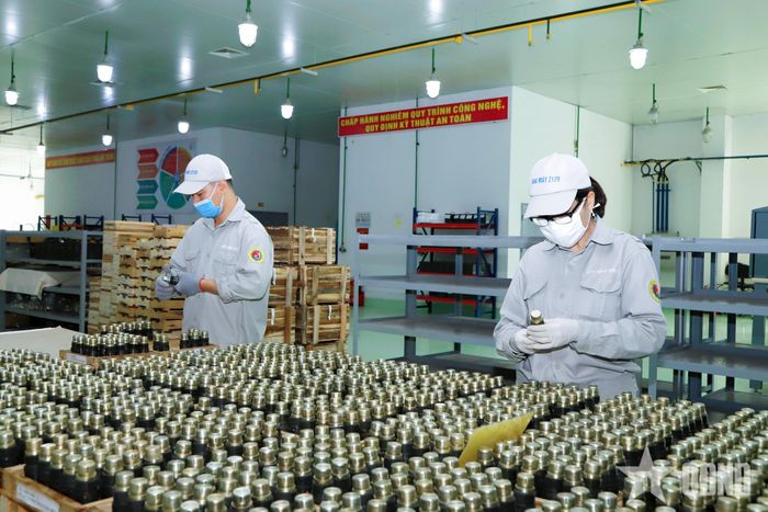 Tổng lắp sản phẩm quốc phòng ở Nhà máy Z129, Tổng cục Công nghiệp Quốc phòng. Ảnh: NAM TUẤN