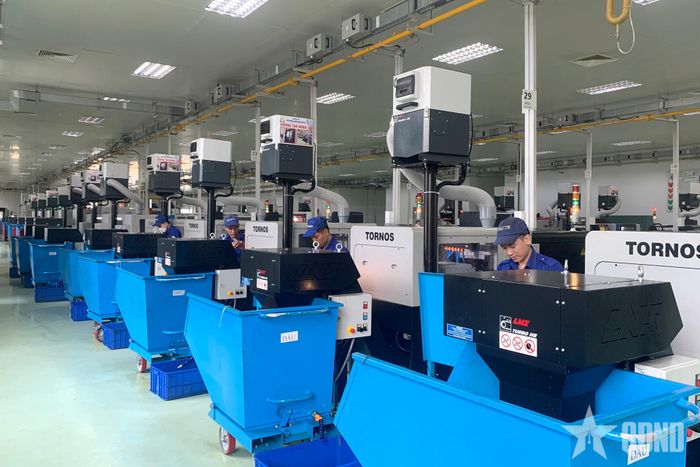 Vận hành dây chuyền sản xuất hiện đại ở Nhà máy Z129, Tổng cục Công nghiệp Quốc phòng. Ảnh: NAM TUẤN
