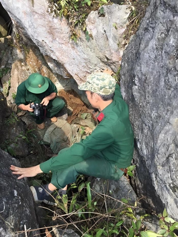 Cựu chiến binh Nguyễn Văn Kim (bên phải) và đồng đội trên hành trình tìm kiếm hài cốt liệt sĩ. Ảnh do nhân vật cung cấp