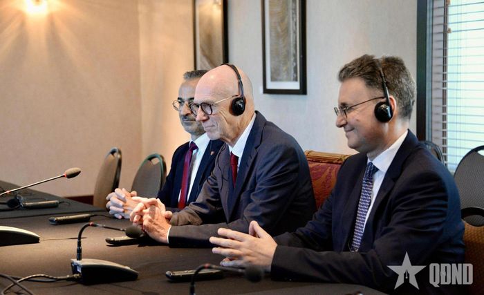  Giáo sư Graham Carr, Hiệu trưởng Trường Đại học Concordia và các đại biểu.