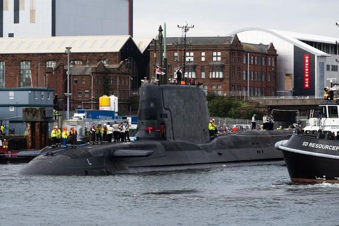  Tàu ngầm HMS Agamemnon (S124) rời khu vực Devonshire Dock Hall của BAE Systems để bắt đầu các cuộc thử nghiệm trên biển. Ảnh: Bộ Quốc phòng Anh  