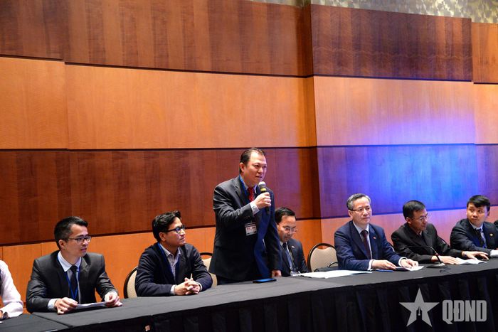Các đại biểu đại diện Mạng lưới chuyên gia và nhà khoa học Việt Nam tại Canada tại buổi gặp mặt.