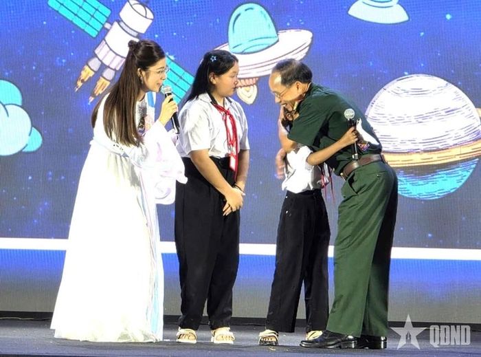 Niềm vui của em Pơloong Thị Tế khi được Thiếu tướng Đoàn Văn Nhất, Phó chủ nhiệm Chính trị Quân khu 5 nhận lời hiện thực hóa ước mơ.  