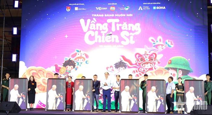  Thượng tướng Trần Quang Phương, nguyên Phó chủ tịch Quốc hội (giữa) trao bức ảnh “Bác Hồ với thiếu nhi” tặng 6 trường nội trú liên cấp.   