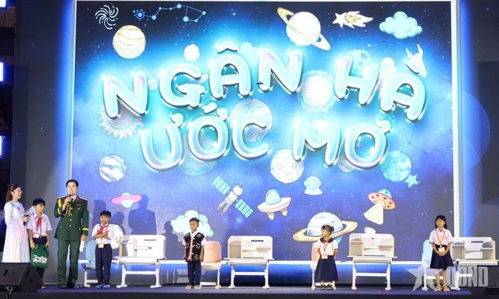  Những bộ bàn học mới được trao tận tay, hiện thực hóa điều ước của các em nhỏ tại chương trình. 