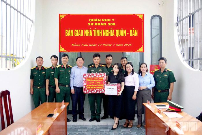 Sư đoàn 309 bàn giao nhà tình nghĩa quân - dân cho gia đình quân nhân.