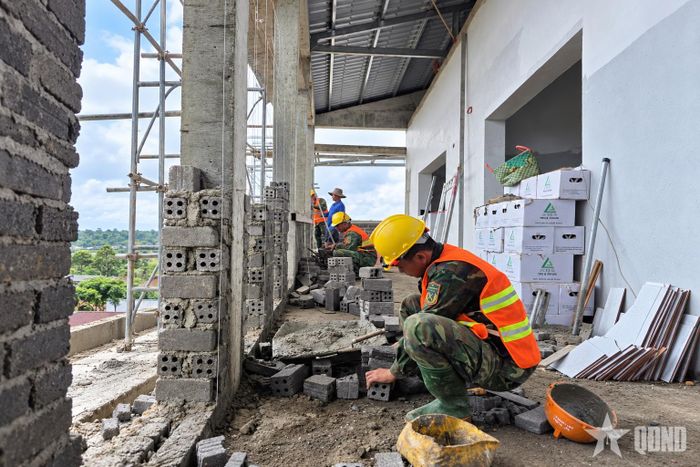  Chiến sĩ Sư đoàn 309 góp sức xây dựng Trường nội trú liên cấp Tiểu học và THCS Quảng Trực, tỉnh Lâm Đồng. 