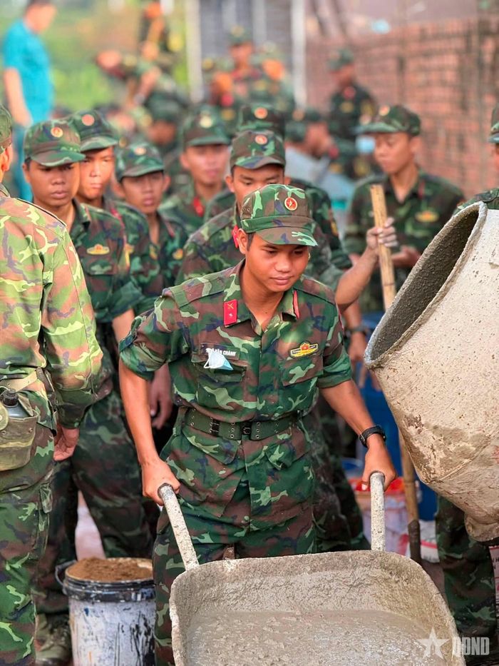 Bộ đội xây dựng đường giao thông tại xã Bình Minh, TP Đồng Nai.