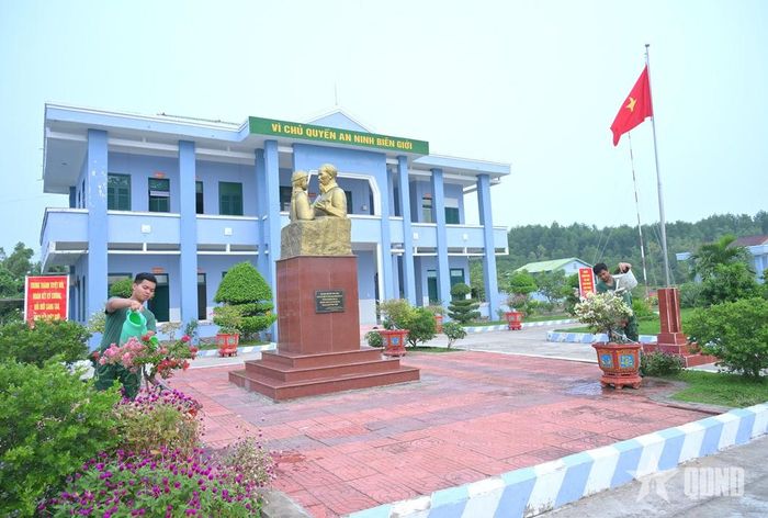  Chiến sĩ Đồn Biên phòng Đất Mũi chăm sóc cảnh quan đơn vị. 