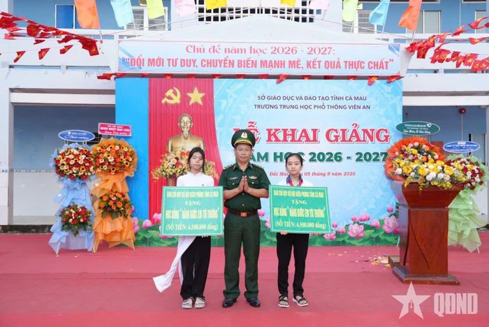 Trao quà tặng học sinh nghèo học giỏi nhân dịp năm học mới.